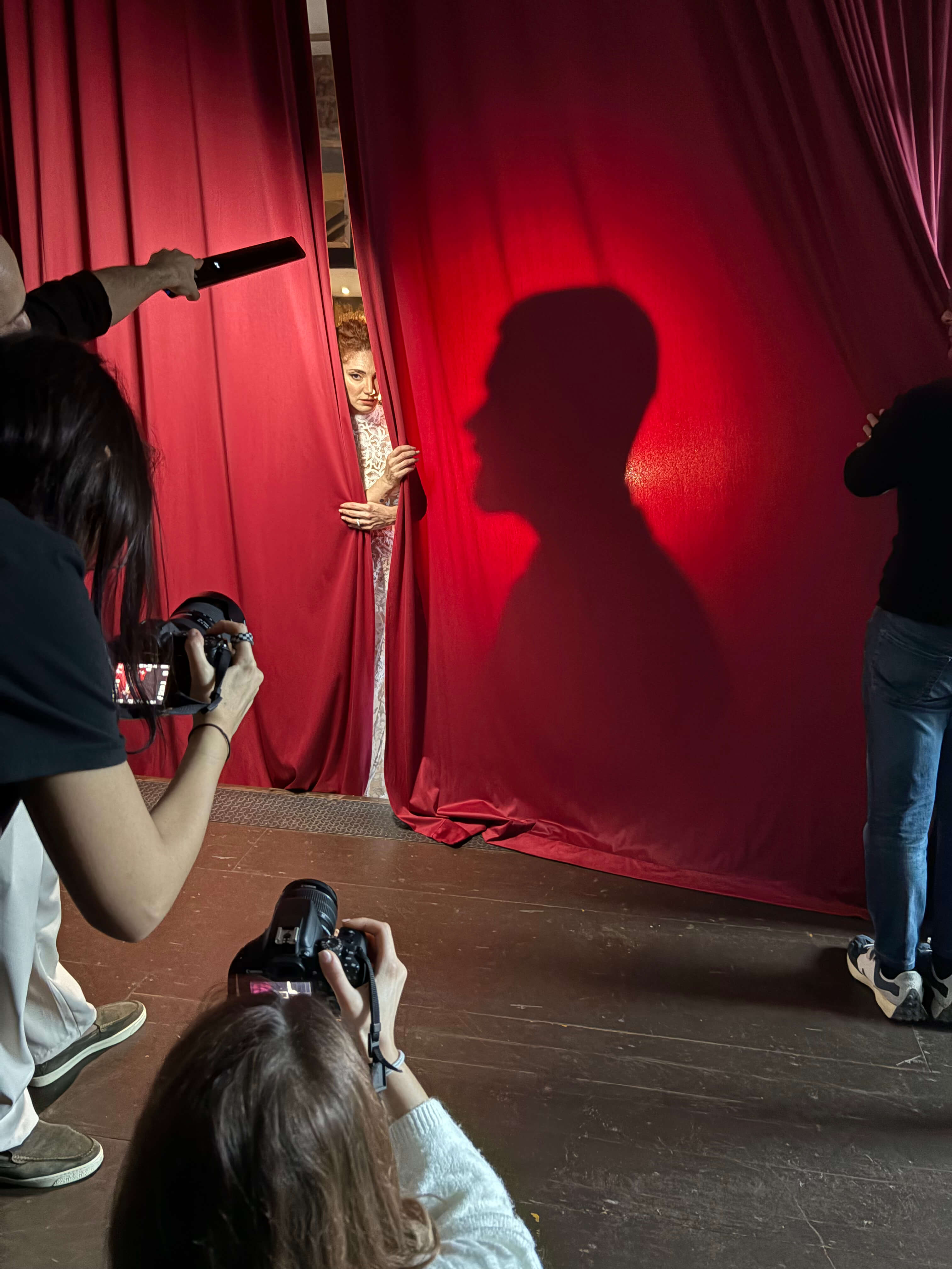 Sessione pratica di shooting fotografico con modella e set luci presso l’Accademia Sicurella